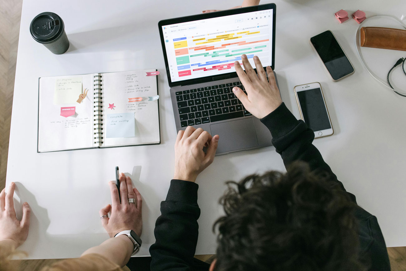 collaborateurs-travaillent-ordinateur-portable
