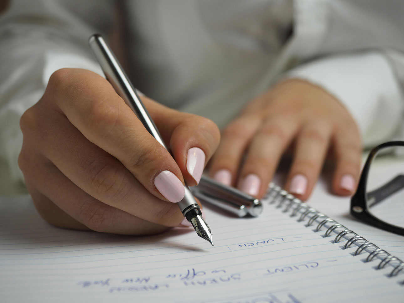 femme-ecrit-sur-cahier-travail