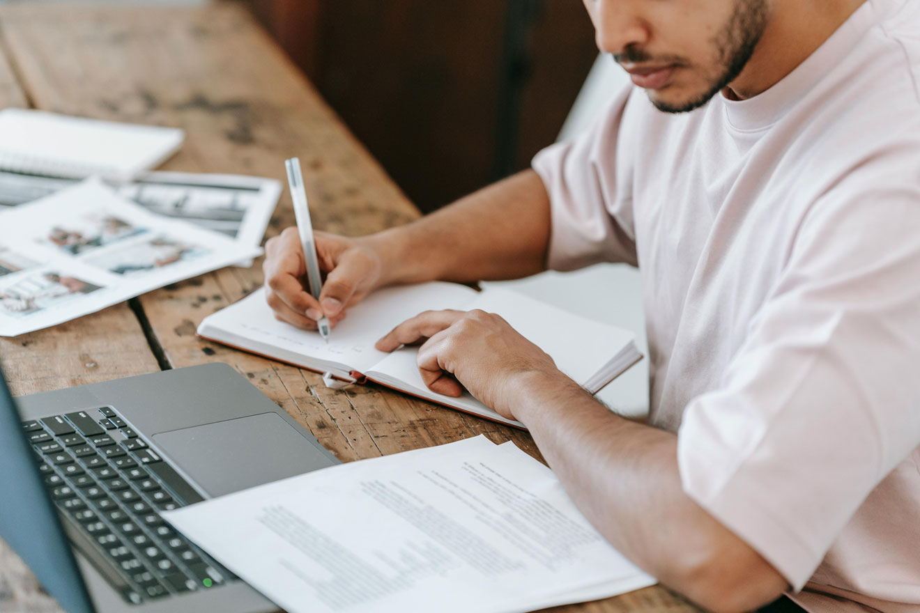 formateur-ecrit-sur-cahier